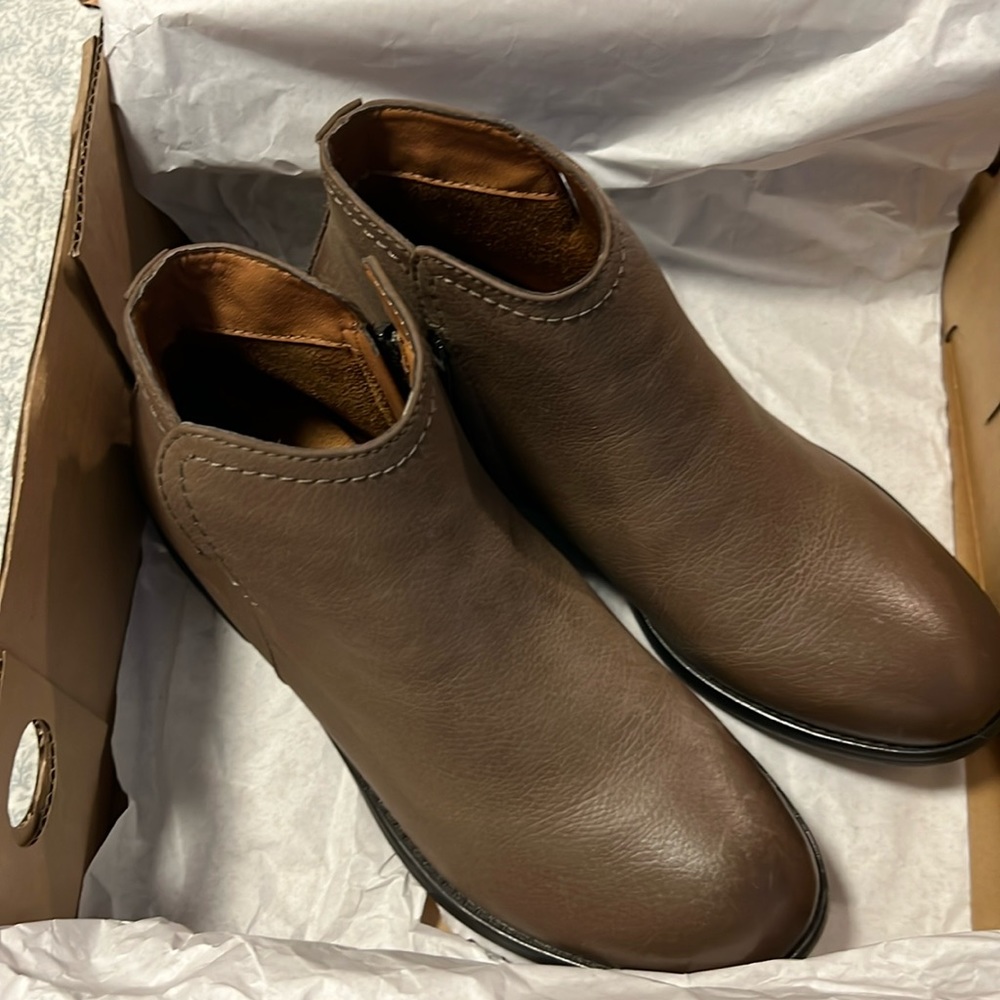 Cute Bussola leather booties